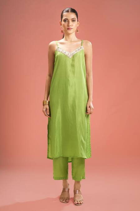 Samyukta Singhania_Green Chanderi Silk, Shantoon Embroidery, Gota Patti, Shibori Shrug And Pant Set _Online_at_Aza_Fashions