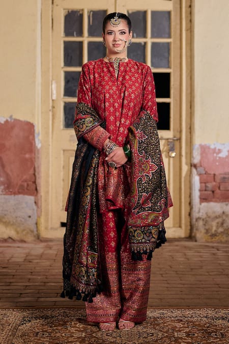 Buy_Safaa_Red Silk Zari Split V-neck, Yes Muaqbil Floral Pattern Kurta Set _Online_at_Aza_Fashions