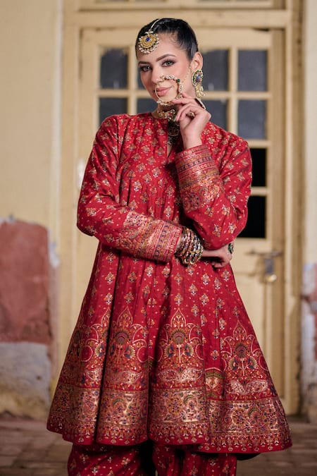 Safaa_Red Silk Zari Split V-neck, Yes Muaqbil Floral Pattern Kurta Set _at_Aza_Fashions