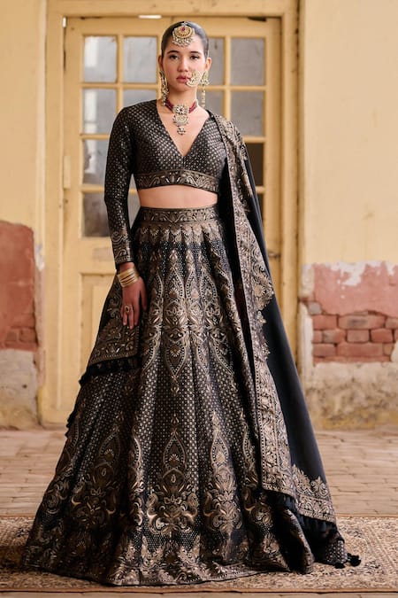 Safaa Raatrani Zari Woven Lehenga Set 