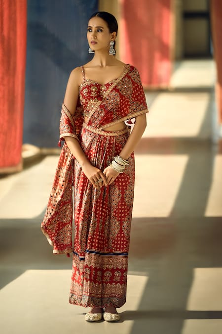 Buy Samyukta Singhania Maroon Satin, Viscose, Modal Zari, Geometric Print Pre-draped Saree With Blouse Buy_Samyukta Singhania_Maroon Satin, Viscose, Modal Zari, Geometric Print Pre-draped Saree With Blouse