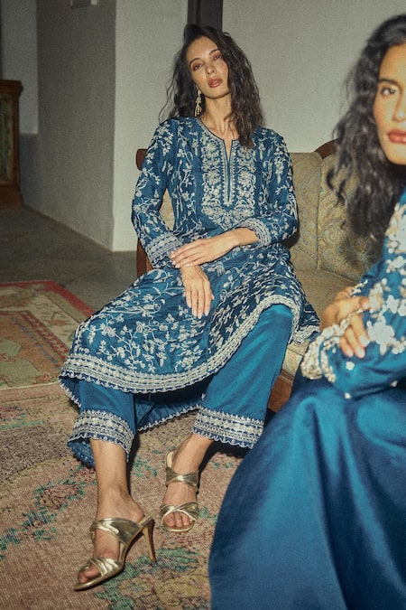 Anushree Reddy_Blue Silk, Dupion, Cotton, Organza Embroidery, Zari V-neck, Yes Kurta Set _Online_at_Aza_Fashions