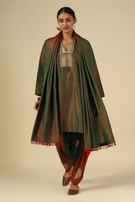 LATHA PUTTANNA Karnataka Silk Embroidered Kurta Set 