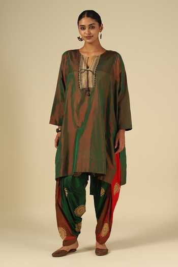 Buy_LATHA PUTTANNA_Green Silk Embroidery Split V-neck, Yes Karnataka Kurta Set 