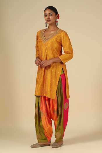 LATHA PUTTANNA_Yellow Silk Embroidery, Mirrors, Zari V-neck Hand Karnataka Kurta Set _Online_at_Aza_Fashions