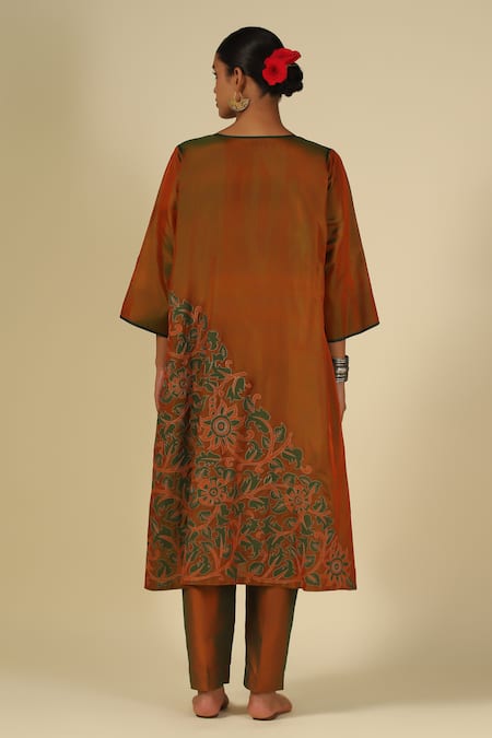 LATHA PUTTANNA Silk Thread Embroidered Kurta Set 