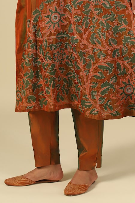 Buy_LATHA PUTTANNA_Green Silk, Cotton Embroidery Split V-neck, Yes Thread Kurta Set _Online_at_Aza_Fashions