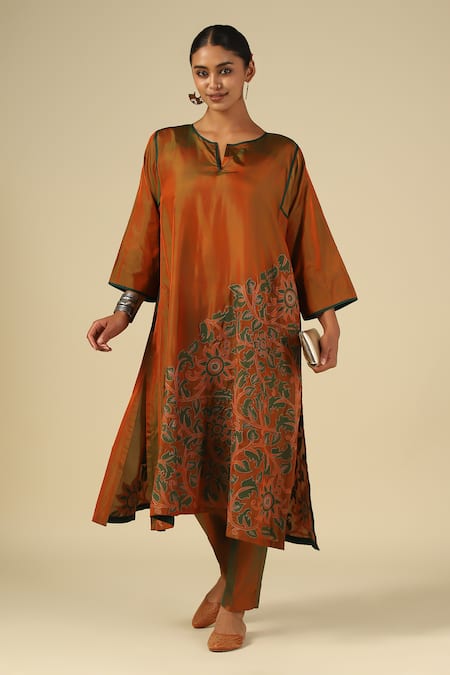 LATHA PUTTANNA_Green Silk, Cotton Embroidery Split V-neck, Yes Thread Kurta Set _at_Aza_Fashions