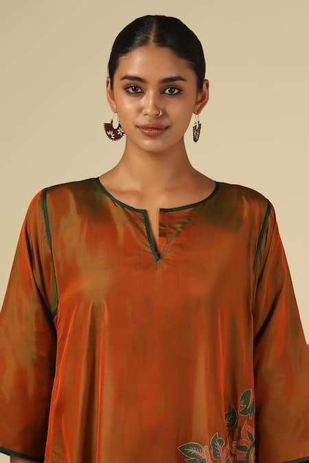 Buy_LATHA PUTTANNA_Green Silk, Cotton Embroidery Split V-neck, Yes Thread Kurta Set 