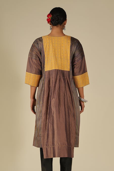 Buy_LATHA PUTTANNA_Gold Silk Embroidery Round Neck Thread Kurta 