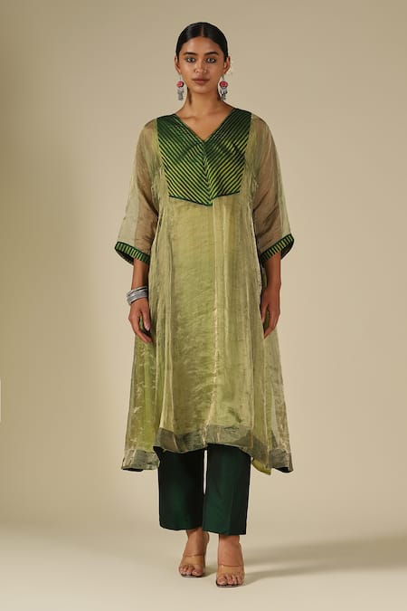 Buy_LATHA PUTTANNA_Green Silk, Cotton, Organza, Tissue V-neck Contrast Yoke Kurta Set 