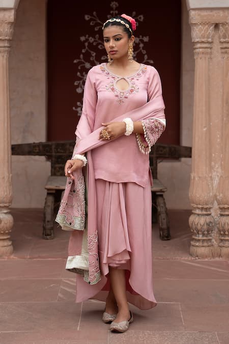 Nikunj By NIIDHI BAJAJ Noor Gulabi Hand Embroidered Kurta Set 