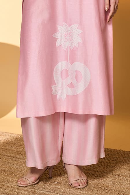 Masaba_Pink Chanderi, Organza Embroidery V-neck Blushing Bloom Kurta Set _Online_at_Aza_Fashions