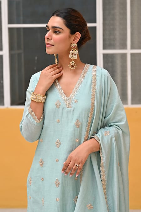 Buy_Karaj Jaipur_Blue Chanderi, Shantoon Embroidery V-neck Butti Work Kurta Set 