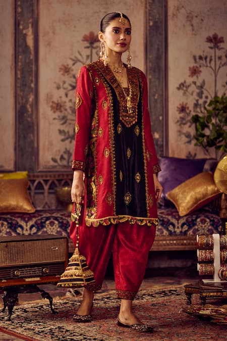 Reeti Arneja Laal Kaali Virasat Kurta & Salwar Set