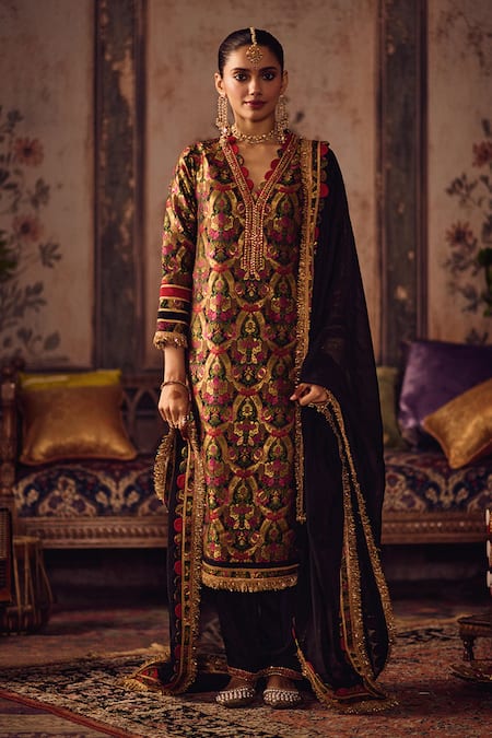 Reeti Arneja Kala Rang Dupatta