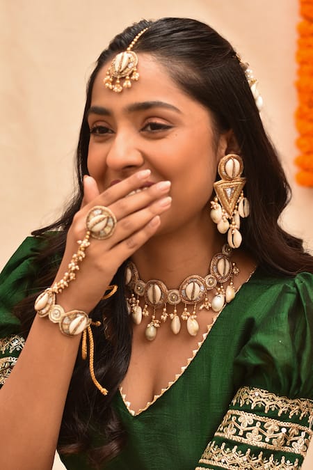 Around Always Navya Cowrie Shell Embellished Jewellery Set 