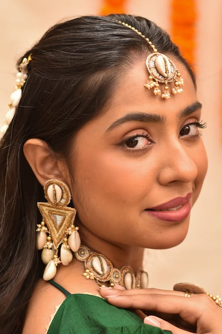 Around Always Navya Cowrie Shell Embellished Jewellery Set 