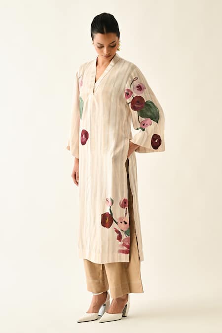 Buy_OFRIDA_Pink Cotton V-neck Solistice Printed Kurta _Online_at_Aza_Fashions