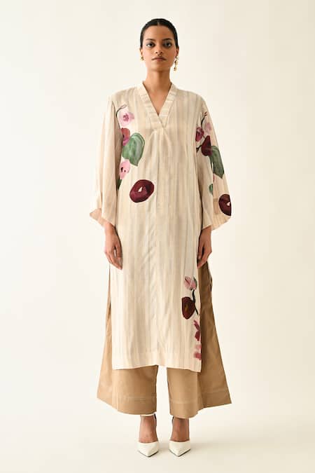 Shop_OFRIDA_Pink Cotton V-neck Solistice Printed Kurta _Online_at_Aza_Fashions