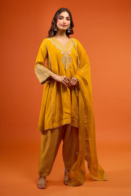 Buy_Sheetal Batra_Yellow Embroidery V-neck, Yes Niyah Kurta Set _Online_at_Aza_Fashions