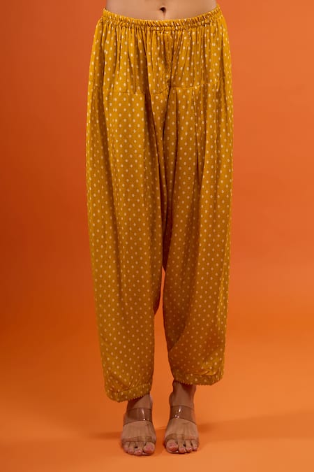 Sheetal Batra_Yellow Embroidery, Zari Round Neck Jeriah Kurta Set _at_Aza_Fashions