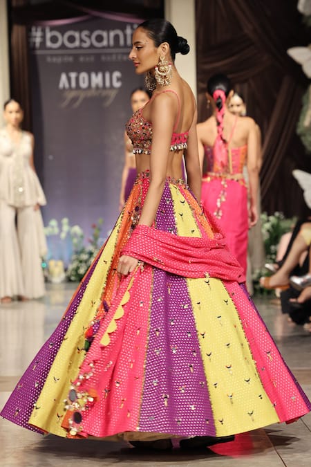 Basanti Kapde aur Koffee Mirror Embellished Lehenga Set 