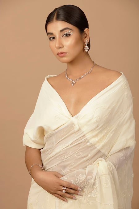 Geroo Jaipur_Off White Chiffon Sequins V-neck Pre-draped Saree And Blouse Set _Online_at_Aza_Fashions