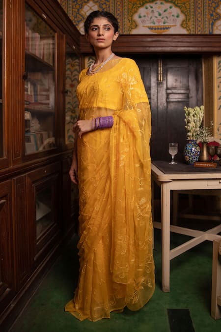Geroo Jaipur_Yellow Chiffon Sequins Round Neck Work Pre-draped Saree And Blouse Set _at_Aza_Fashions