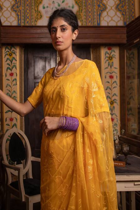 Buy_Geroo Jaipur_Yellow Chiffon Sequins Round Neck Work Pre-draped Saree And Blouse Set 