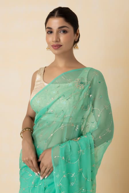 Geroo Jaipur_Green Chiffon Embroidery Scoop Neck Aari Pre-draped Saree Set _at_Aza_Fashions