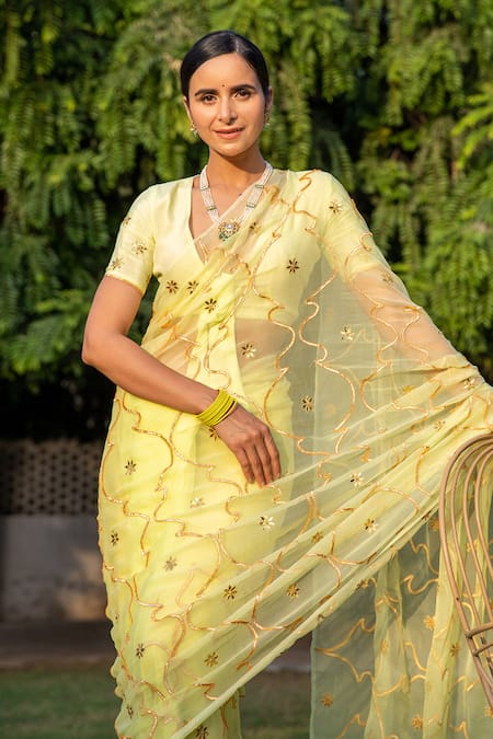 Buy_Geroo Jaipur_Yellow Chiffon Gota Patti V-neck Jaal Work Pre-draped Saree Set _Online_at_Aza_Fashions
