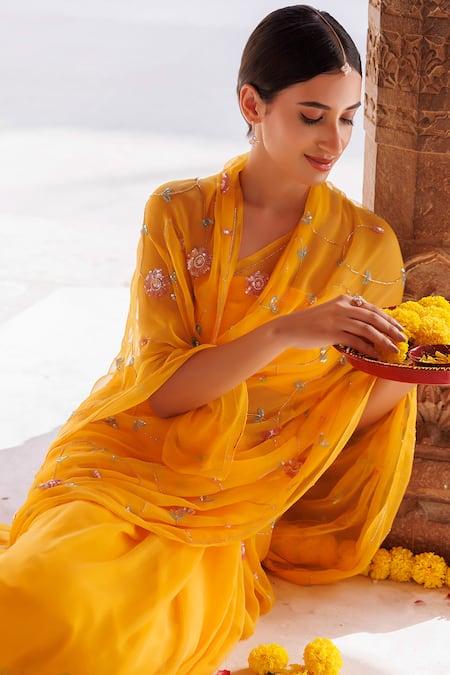 Geroo Jaipur_Yellow Chiffon Sequins Motif Embroidered Pre-draped Saree Set _Online_at_Aza_Fashions