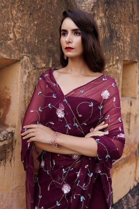 Geroo Jaipur_Wine Chiffon Sequins V-neck Hand Embroidered Pre-draped Saree Set _at_Aza_Fashions