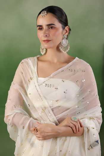 Geroo Jaipur_Off White Chiffon Gota Patti One Shoulder Hand Embroidered Saree And Blouse Set _Online_at_Aza_Fashions
