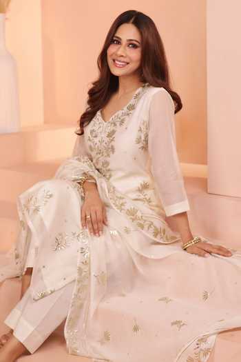 Buy Karaj Jaipur Gold Chanderi, Shantoon Embroidery, Zari V-neck, Yes Ivory Mul Kurta Set Online at Aza Fashions Buy_Karaj Jaipur_Gold Chanderi, Shantoon Embroidery, Zari V-neck, Yes Ivory Mul Kurta Set _Online_at_Aza_Fashions