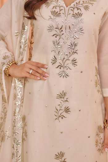 Shop Karaj Jaipur Gold Chanderi, Shantoon Embroidery, Zari V-neck, Yes Ivory Mul Kurta Set Online at Aza Fashions Shop_Karaj Jaipur_Gold Chanderi, Shantoon Embroidery, Zari V-neck, Yes Ivory Mul Kurta Set _Online_at_Aza_Fashions