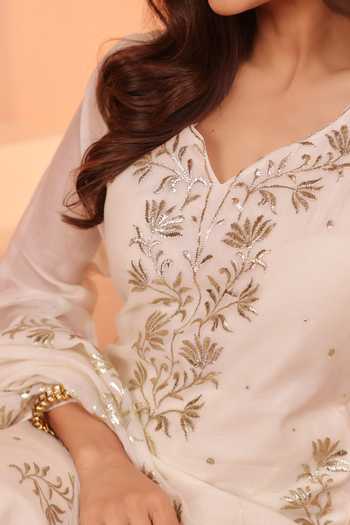 Karaj Jaipur Gold Chanderi, Shantoon Embroidery, Zari V-neck, Yes Ivory Mul Kurta Set at Aza Fashions Karaj Jaipur_Gold Chanderi, Shantoon Embroidery, Zari V-neck, Yes Ivory Mul Kurta Set _at_Aza_Fashions