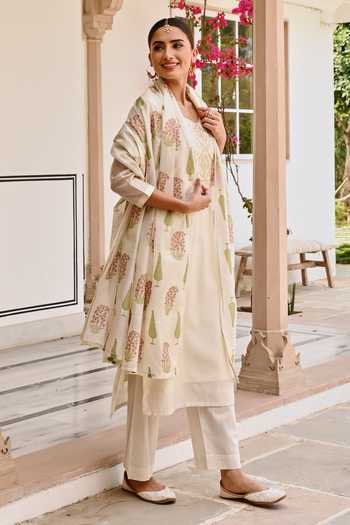 Karaj Jaipur_Cream Chanderi, Cotton Embroidery, Gota Patti V-neck, Yes Kurta Set _at_Aza_Fashions