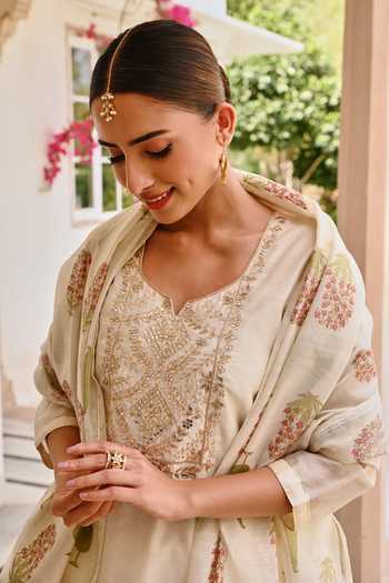 Shop_Karaj Jaipur_Cream Chanderi, Cotton Embroidery, Gota Patti V-neck, Yes Kurta Set 