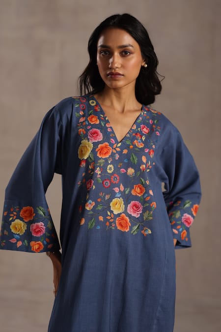 Roza_Blue Linen V-neck, Yes Seraphina Printed Phiran Kurta And Pant Set _at_Aza_Fashions