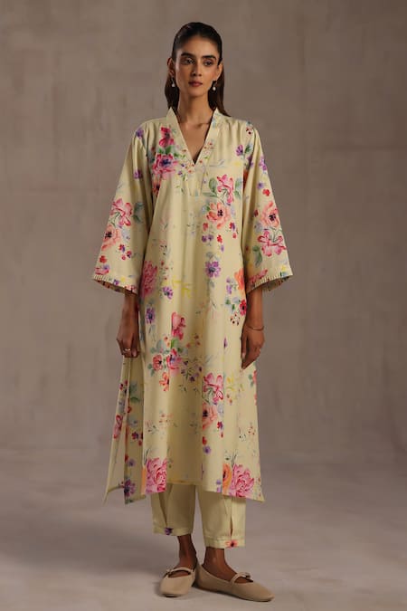 Buy_Roza_Pink Linen V-neck, Yes Cordelia Printed Kurta And Pant Set _Online_at_Aza_Fashions