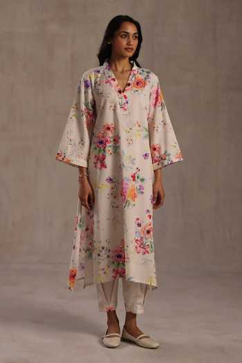 Roza_Ivory Linen V-neck Cordelia Printed Floral Kurta And Pant Set _at_Aza_Fashions
