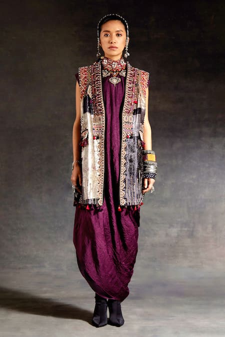 Aseem Kapoor Ruhi Embroidered Sleeveless Velvet Jacket 