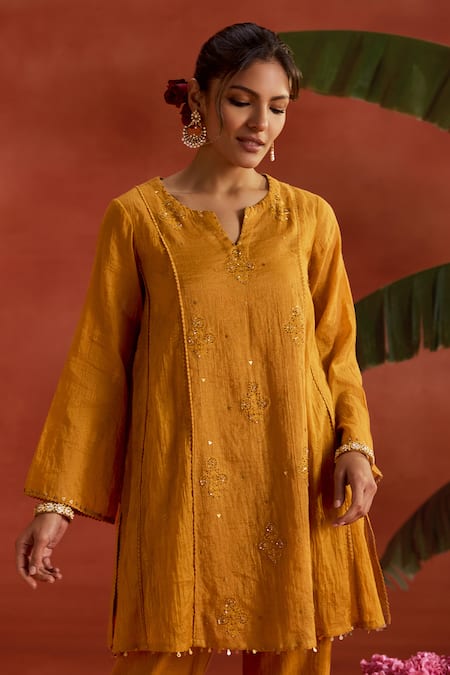 Kritika Dawar_Mustard Chanderi, Tissue Embroidery Split Aamira Thread Work Kurta And Pant Set _at_Aza_Fashions