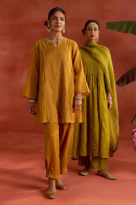 Buy_Kritika Dawar_Mustard Chanderi, Tissue Embroidery Split Aamira Thread Work Kurta And Pant Set 