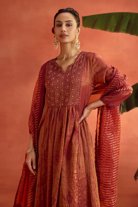 Buy_Kritika Dawar_Magenta Chanderi, Tissue, Silk Organza Gulnaaz Thread A-line Kurta Set 