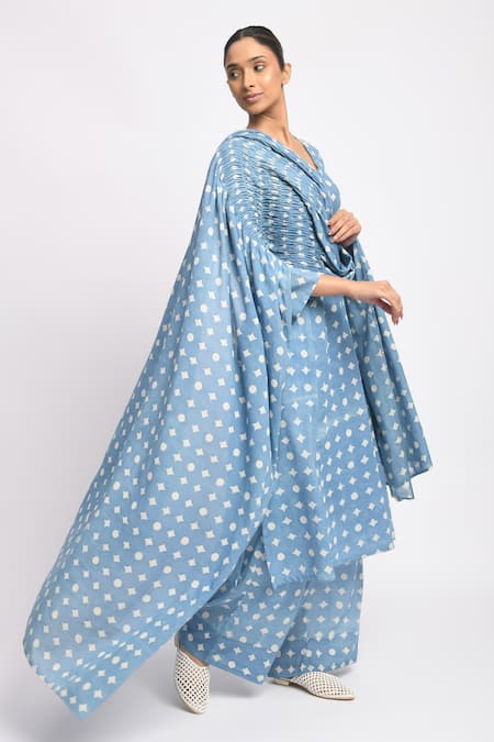 JAYATI GOENKA_Blue Cotton V-neck, Yes Cloud Printed Kurta Set _at_Aza_Fashions