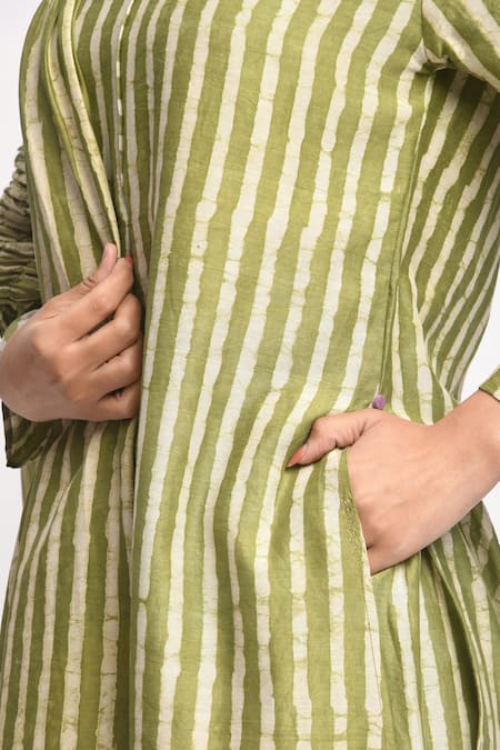 Buy_JAYATI GOENKA_Green Silk, Cotton, Chanderi Smocking Round Neck, Yes Earth Printed Kurta Set 