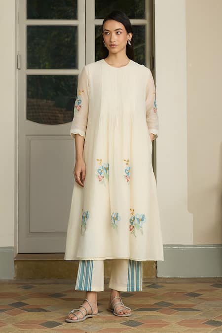 Vaayu_Ivory Cotton, Muslin Applique Round Neck, Yes Pintuck Kurta And Pant Set _Online_at_Aza_Fashions